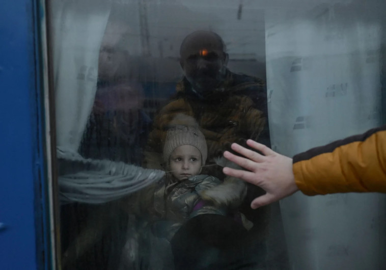 7 במרץ: אב מניח את ידו על החלון כשהוא נפרד מבתו בתחנת הרכבת באודסה (צילום: Getty images)