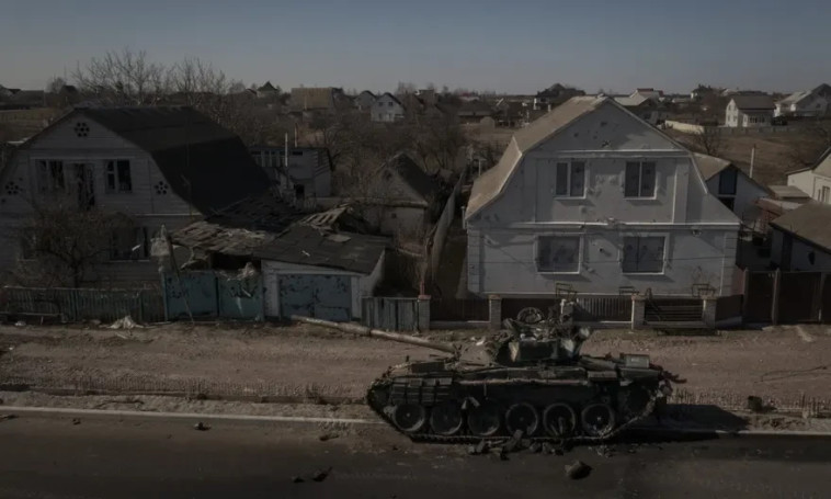 10 במרץ: טנק הרוס שוכב בצד הדרך אחרי שנהרס במהלך הלחימה בעיר ברובארי, צפונית לקייב