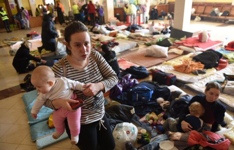 11 במרץ: נשים שנמלטו מבתיהם יחד עם ילדים קטנים מוצאות מחסה בתחנת הרכבת בלבוב (צילום: YURIY DYACHYSHYN/AFP via Getty Images)