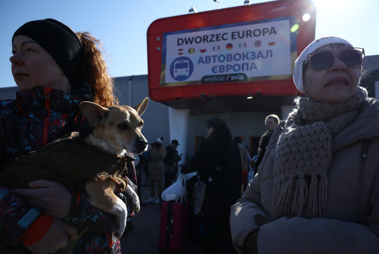 14 במרץ: שתי נשים שנמלטו מאוקראינה עומדות מחוץ למרכז הפליטים בעיר בנדרזין שבפולין