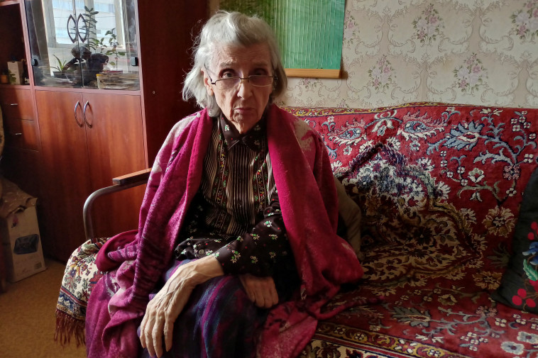 18 במרץ: מרגריטה מורוזובה, ששרדה את המצור על לנינגרד במלחמת העולם השנייה, מתחבאת בדירתה בחרקוב (צילום: REUTERS/Vitalii Hnidyi)