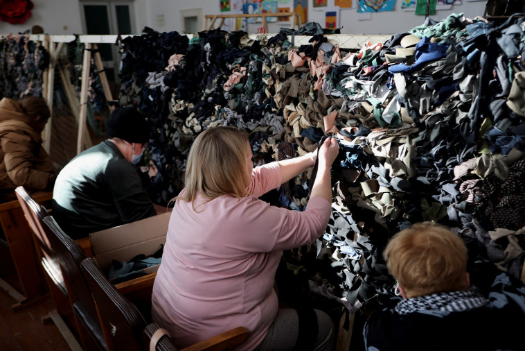 19 במרץ: נשים אוקראיניות סורגות רשתות הסוואה עבור הכוחות הצבאיים לקראת הפלישה לאיבנו-פרנקיבסק