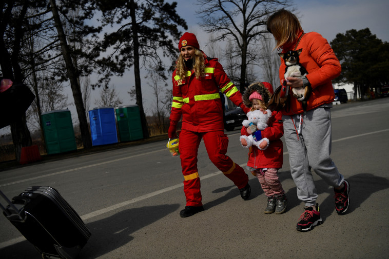 20 במרץ: הנמלטים מאוקראינה הגיעו אל מעבר הגבול בסירט, רומניה (צילום: REUTERS/Clodagh Kilcoyne)