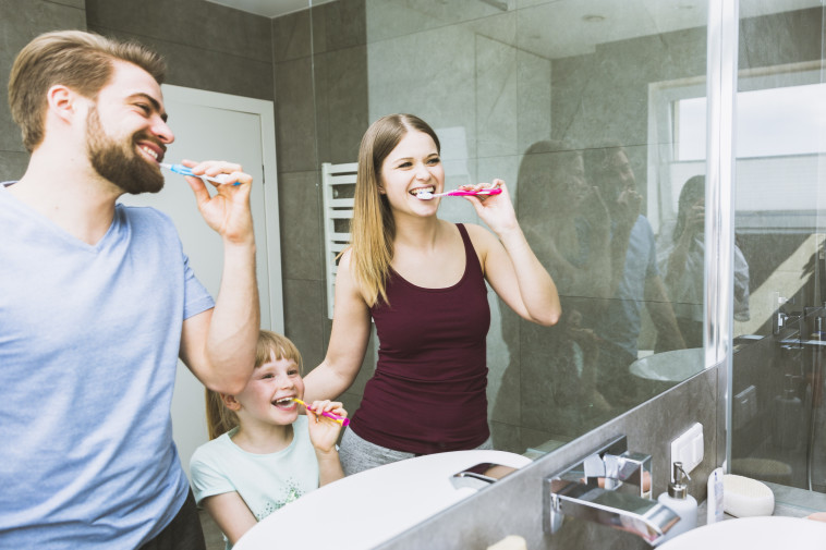 סגרו את הברז כשאתה מצחצחים שיניים (צילום: אינג אימג')