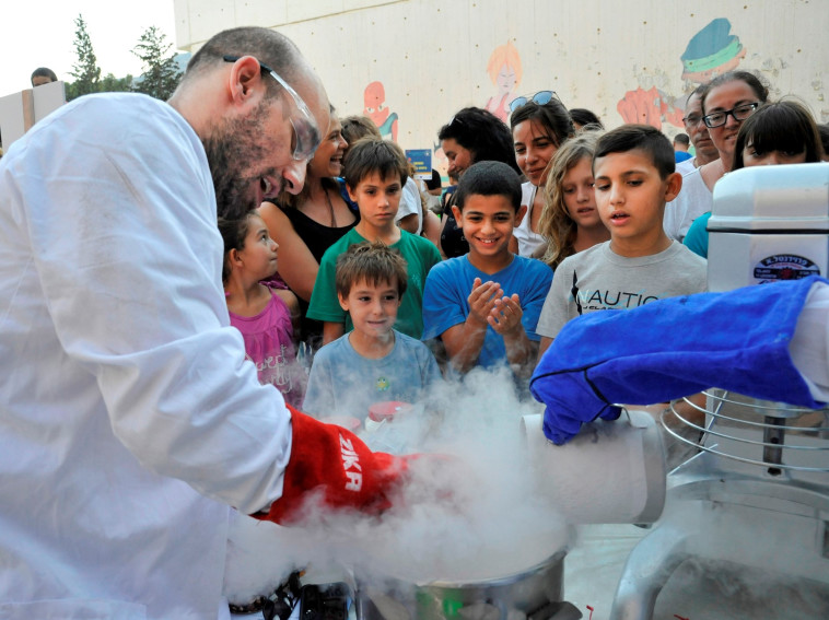 להיכרות עם עולמות הסמויים מהעין. יום המדע 2022
