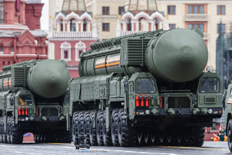 טילים בליסטיים של צבא רוסיה בתהלוכה צבאית בכיכר האדומה (צילום: DIMITAR DILKOFF via GettyImages)