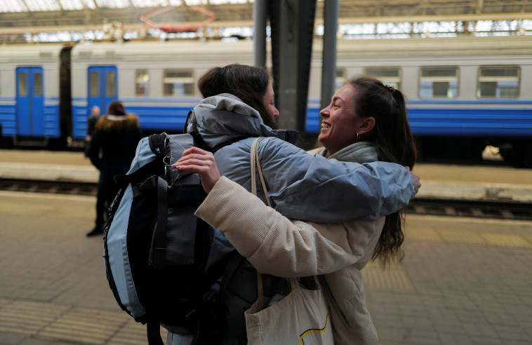 22 במרץ: אנה מלימון בת ה-25 ברחה מחרקוב ומצאה מקלט בפולין אצל חברתה אנסטסיה לויצקה (צילום: REUTERS/Zohra Bensemra)