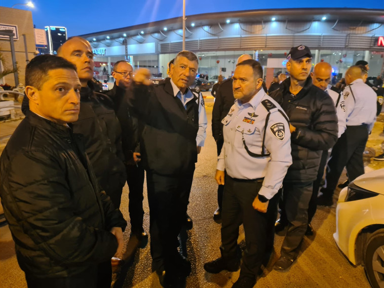 מפכ''ל המשטרה, רנ''צ יעקב שבתאי, וראש עיריית באר שבע, רוביק דנילוביץ בזירת הפיגוע (צילום: דוברות המשטרה)