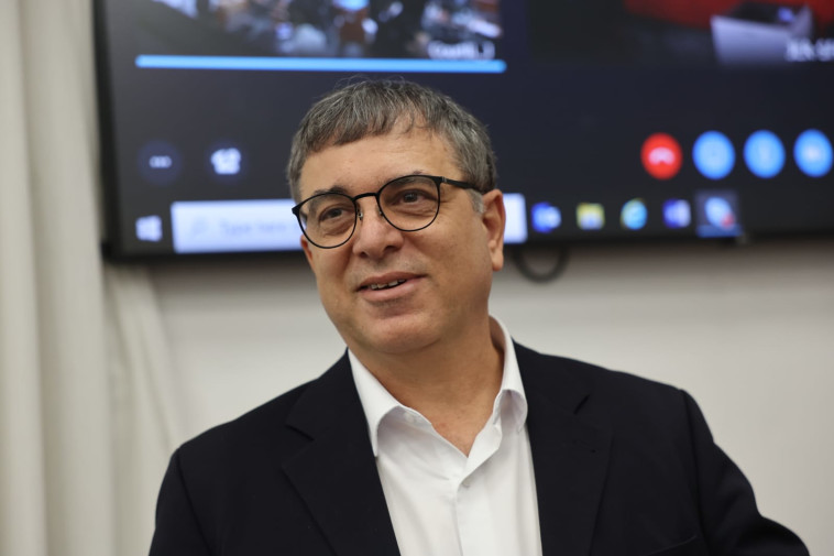 שלמה פילבר באולם הדיונים