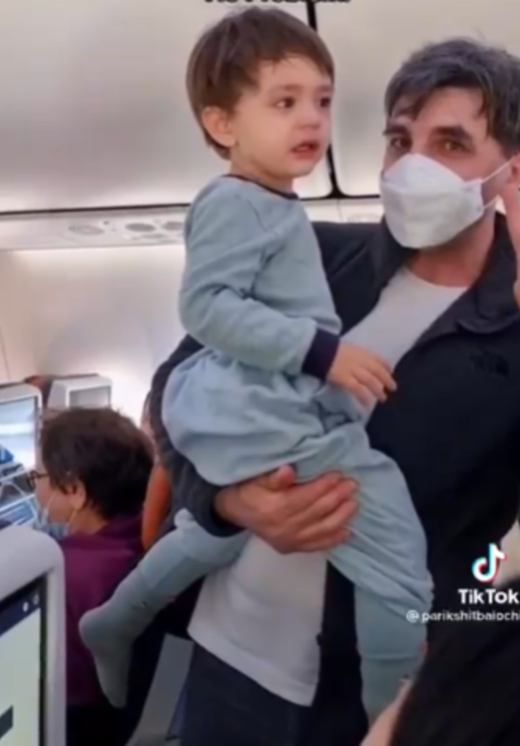 תיעוד: פעוט פרץ בבכי במהלך טיסה בינלאומית והנוסעים החליטו שלא לשתוק