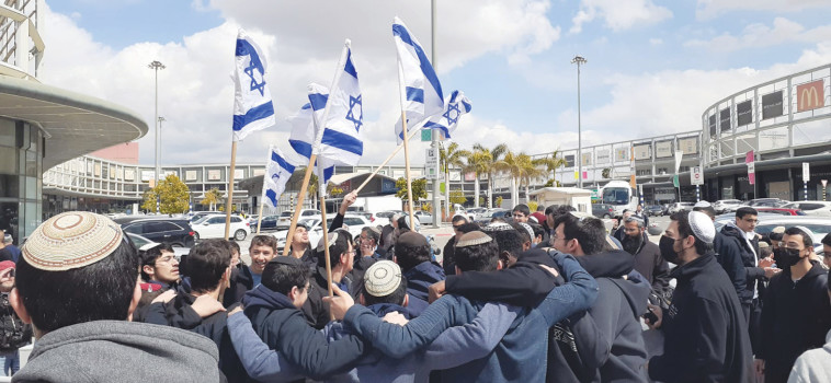 תלמידי ישיבה ליד המרכז שבו התבצע הפיגוע