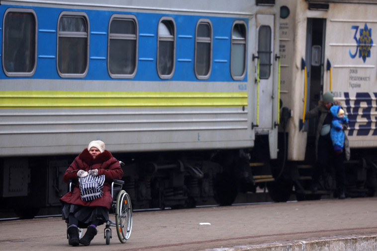 פליטים מאוקראינה (צילום: REUTERS/Kai Pfaffenbach)