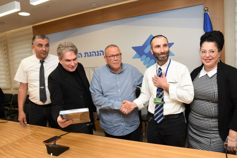 הענקת מגן הוקרה לארתור חיימוב, שניטרל את המחבל מבאר שבע