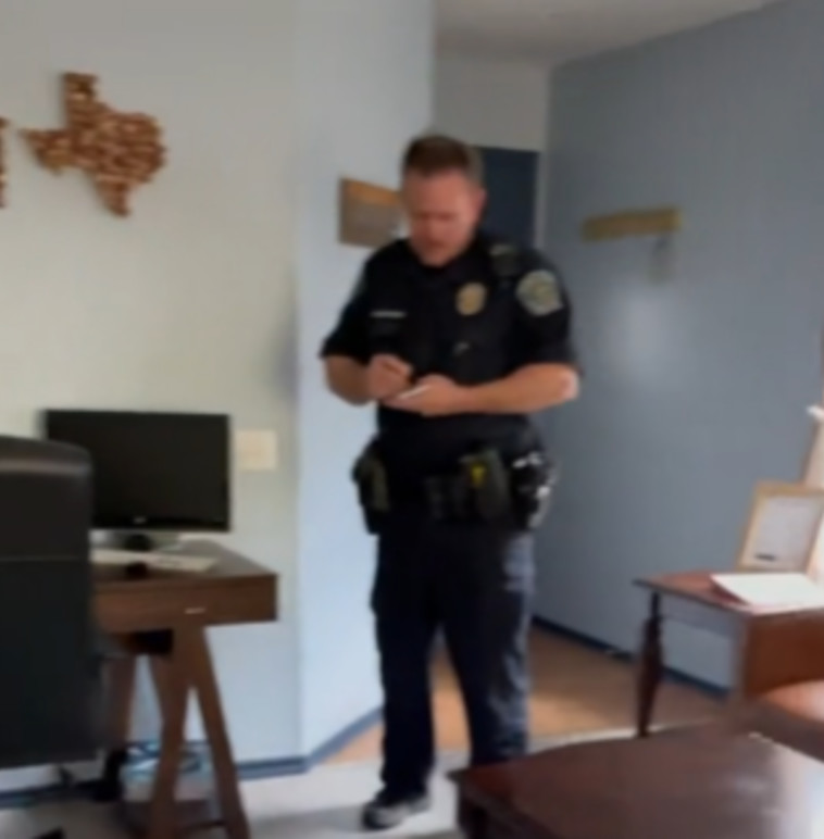השוטר שהגיע לנכס