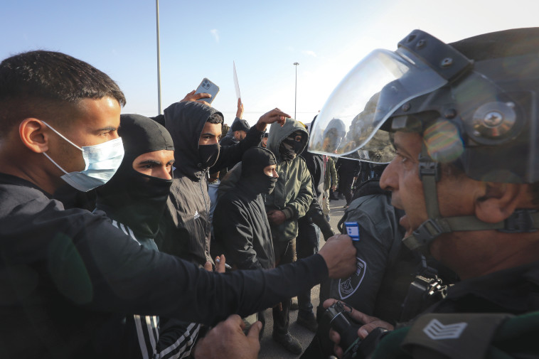 עימותים בנגב בין כוחות הביטחון לבין צעירים בדואים (צילום: ג'מאל עוואד, פלאש 90)