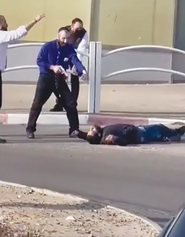 נהג האוטובוס ארתור חיימוב לאחר נטרול המחבל