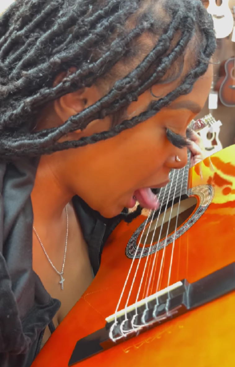 ויויאס דיימונד מנגנת בגיטרה באמצעות הלשון (צילום: צילום מסך אינסטגרם)