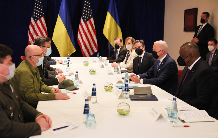 ביידן עם בכירי הממשל באוקראינה (צילום: REUTERS/Evelyn Hockstein)
