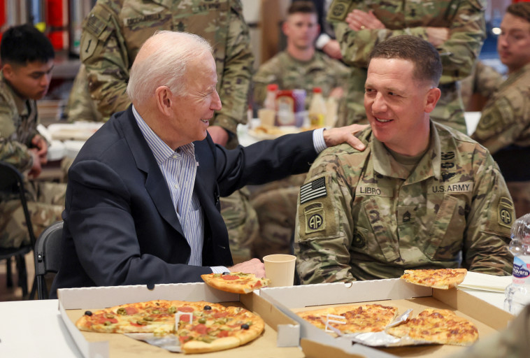 ביידן עם חיילי הדיוויזיה המוטסת ה-82 (צילום: REUTERS/Evelyn Hockstein)