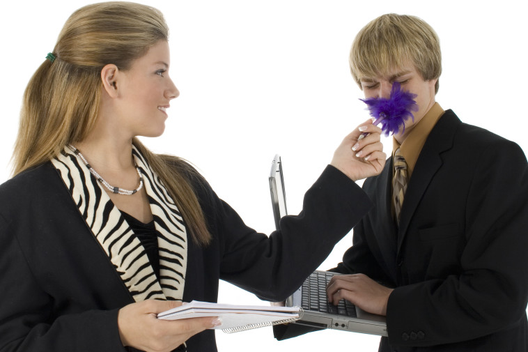 מי רגיש יותר לדגדוגים? גברים או נשים?