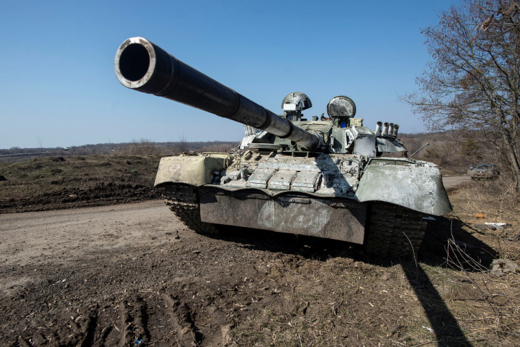 טנק רוסי שנפל בידי חיילים אוקראינים במחוז סומי, 25 במרץ 2022 (צילום: רויטרס)