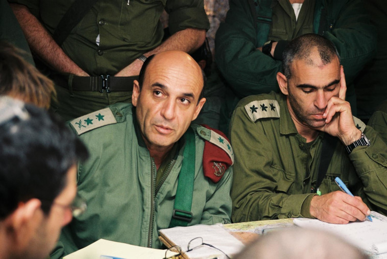 הרמטכ''ל לשעבר, רא''ל במיל' שאול מופז במהלך מבצע ''חומת מגן''