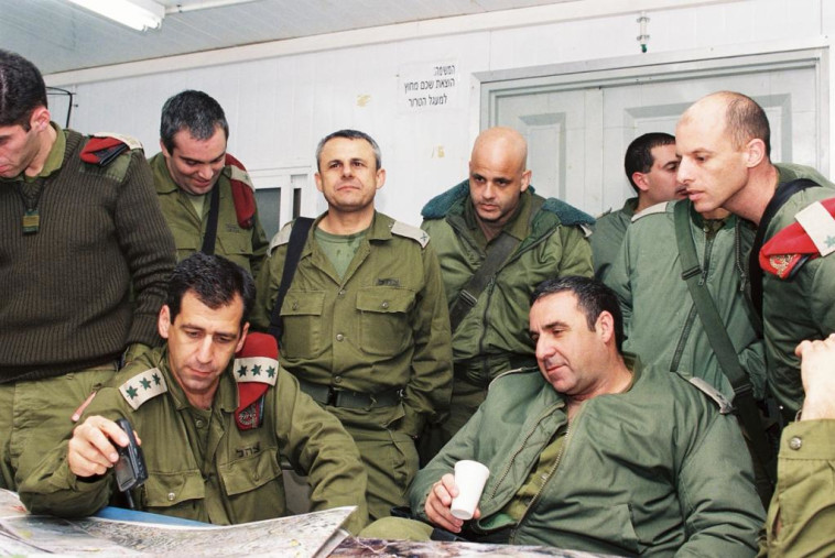 בכירי צה''ל במבצע ''חומת מגן'', ביניהם (משמאל) מח''ט צנחנים לשעבר והרמטכ''ל כיום, אביב כוכבי