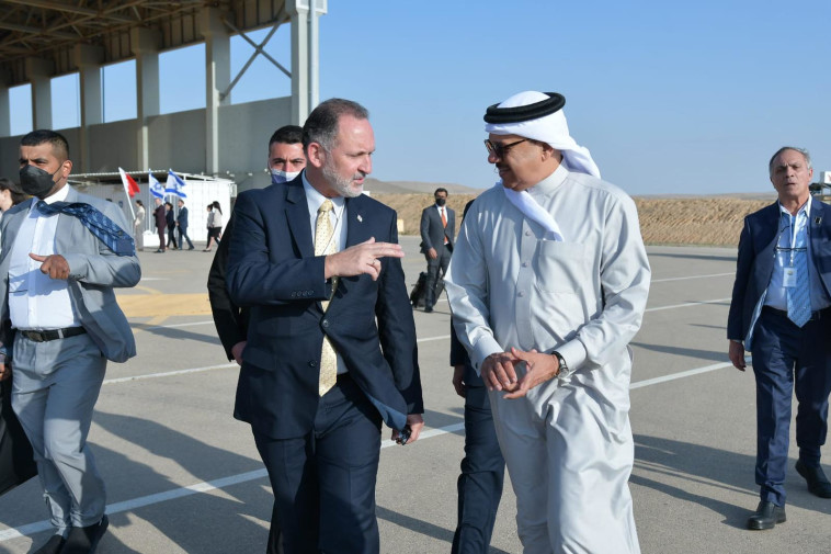 שר החוץ הבחרייני נוחת בישראל