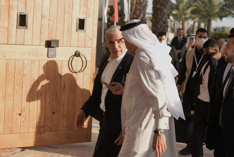 יאיר לפיד מקבל את פניו של שר החוץ של בחריין  עבד א-לטיף א-זיאני (צילום: לע''מ,בועז אופנהיים,אסי אפרתי )