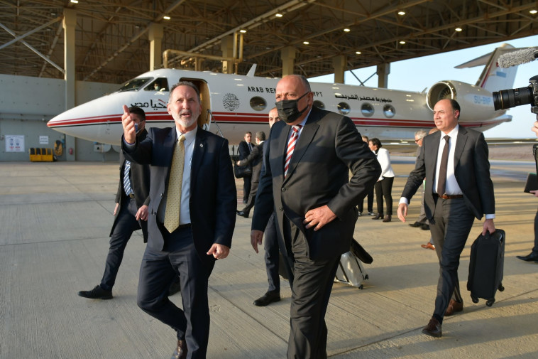 שר החוץ של מצרים  סאמח שכרי לאחר נחיתתו בארץ לקראת ''פסגת הנגב'' 