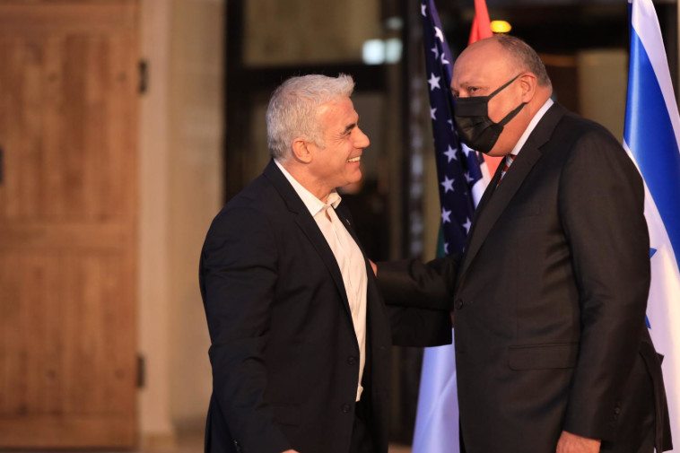 שר החוץ יאיר לפיד מקבל את פניו של שר החוץ המצרי סאמח שכרי לפסגת הנגב (צילום: בועז אופנהיים, לע״מ ,אסי אפרתי, לע״מ)