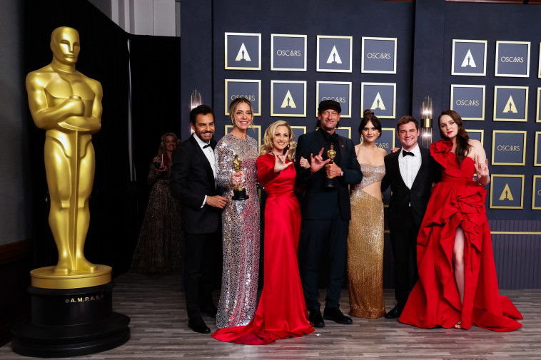 צוות ''CODA'' לאחר הזכייה בפרס ''הסרט הטוב ביותר''