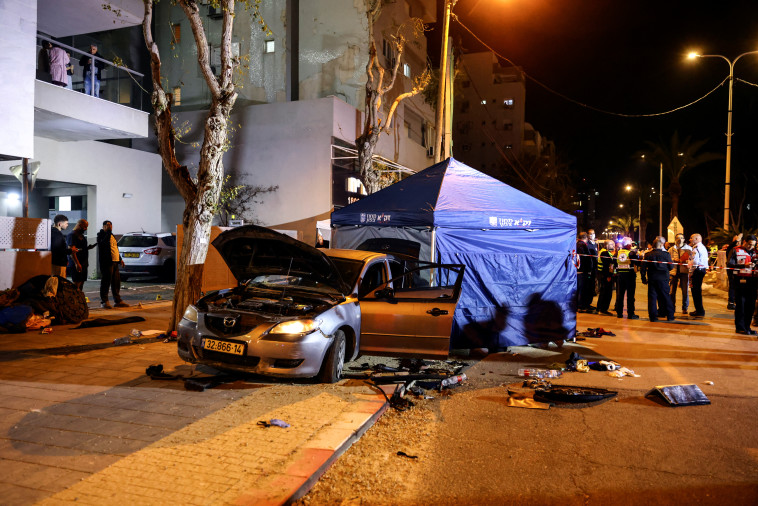 זירת הפיגוע בחדרה (צילום: REUTERS/Ronen Zvulun)