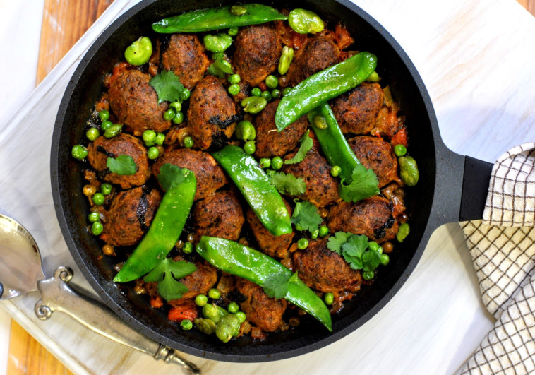 תבשיל חגיגי של קציצות פרגית, כרישה מקורמלת וירקות אביב ירוקים