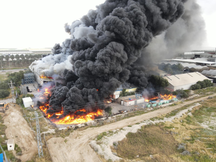 שריפת ענק במפעל בבקעת הירדן (צילום: דוברות מועצה אזורית בקעת הירדן)