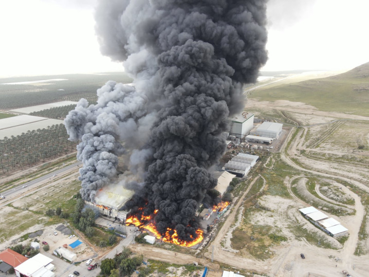 שריפת ענק במפעל בבקעת הירדן (צילום: דוברות מועצה אזורית בקעת הירדן)