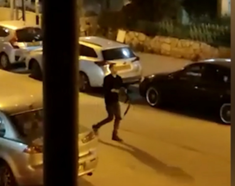 המחבל מבצע ירי לעבר עוברים ושבים ברחוב בבני ברק