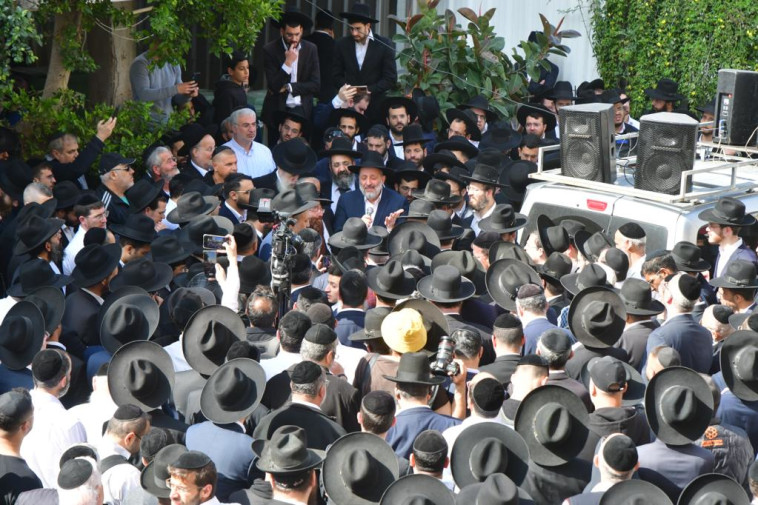 המונים, ביניהם אריה דרעי, בלוויית הרב אבישי יחזקאל