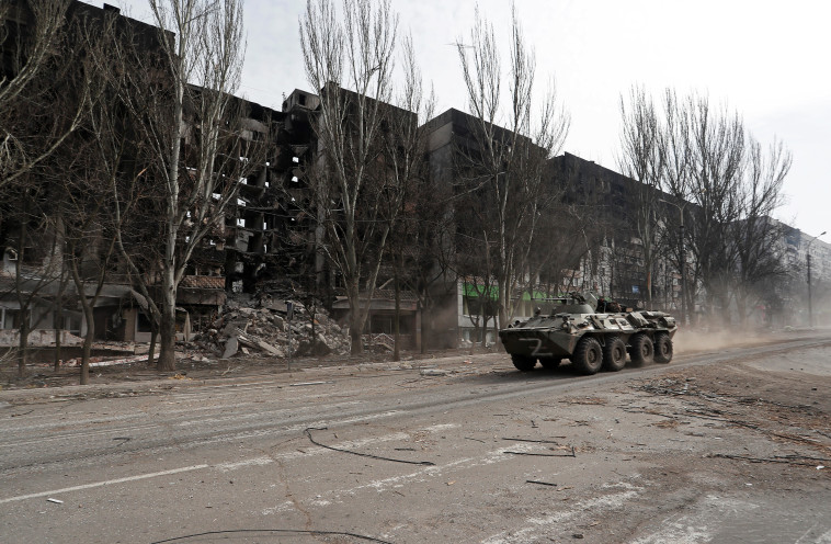 נגמ''ש של הכוח הפרו רוסי בעיר מריופול באוקראינה (צילום:  REUTERS/Alexander Ermochenko)