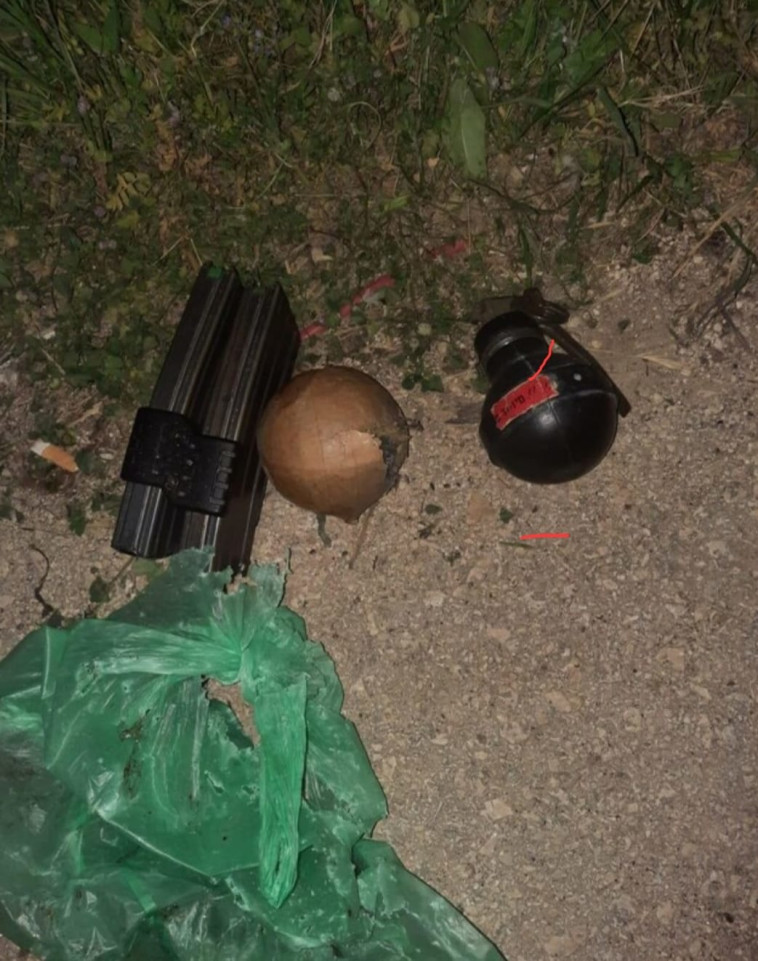 רימונים ואמצעי לחימה שנתפסו על המחבלים