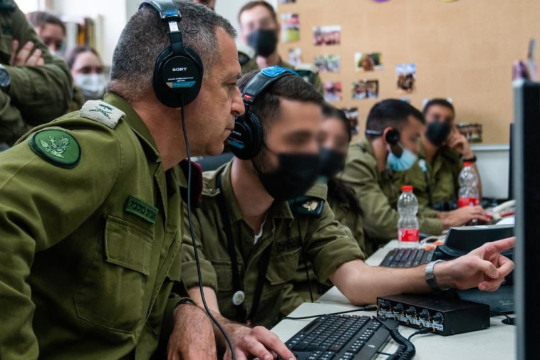 הרמטכ''ל אביב כוכבי בסיור ביחידות המודיעין