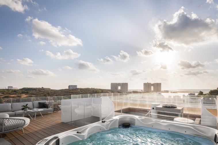 ג'קוזי מפנק על הגג מול הים. בית בהרצליה פיתוח            