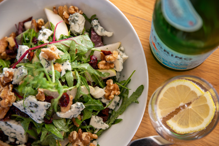 סלט גורגונזלה עם רוטב הדרים משגע