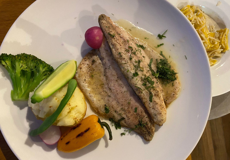 מנת פילה הלברק, מוגש לצד תפו''א אפוי וירקות צלויים