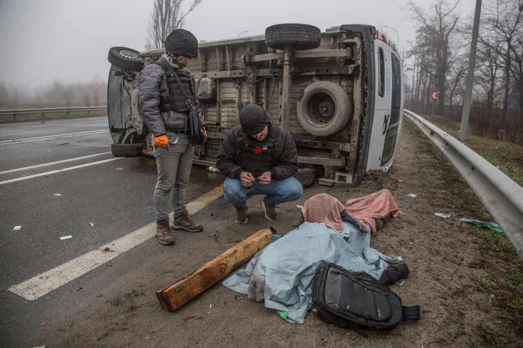 גופות ברחובות בושה, אוקראינה (צילום: REUTERS/Oleksandr Ratushniak)