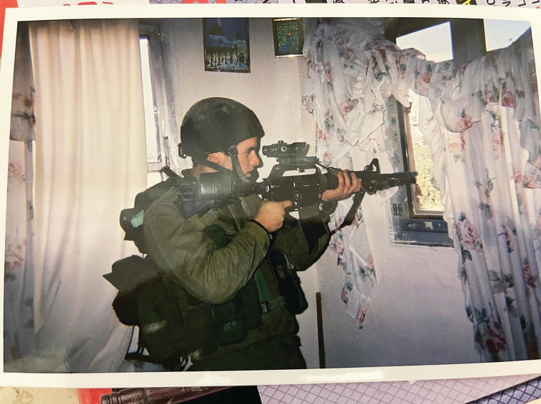 נתנאל איזק בעמדת קלעים בג'נין 2002