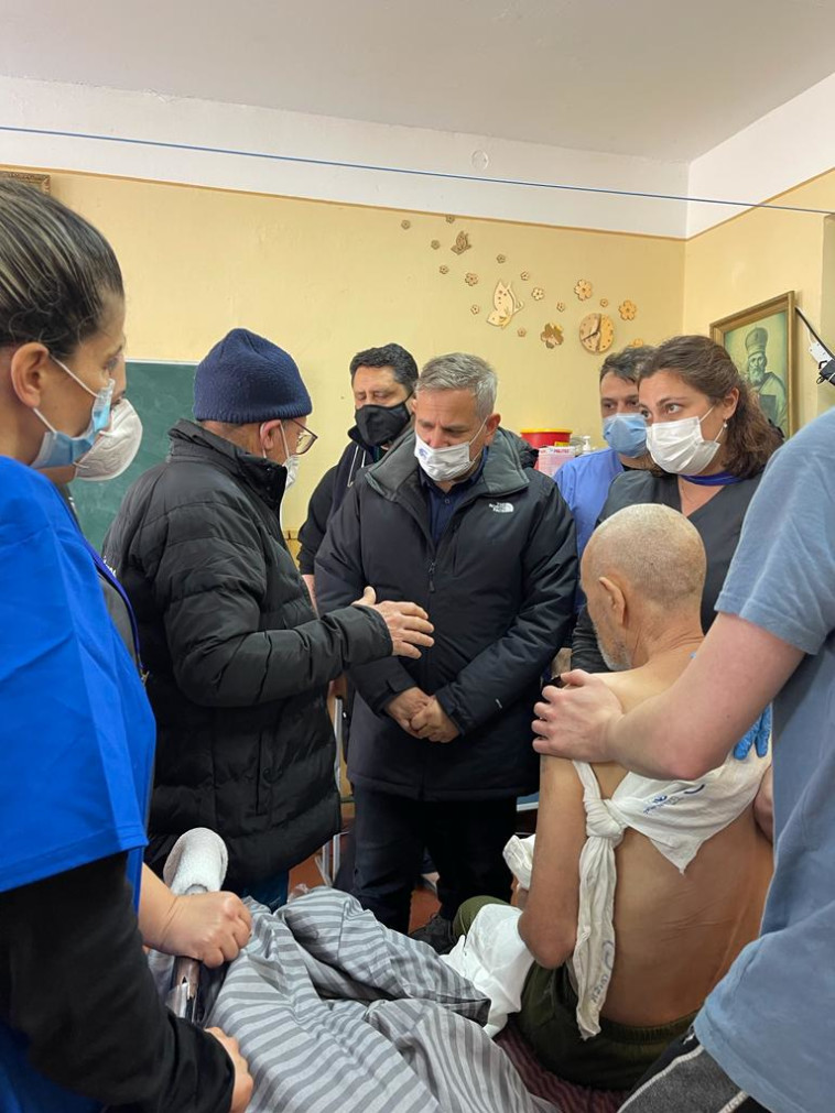 השר הורוביץ בבית חולים שדה באוקראינה (צילום: שרון יניב)