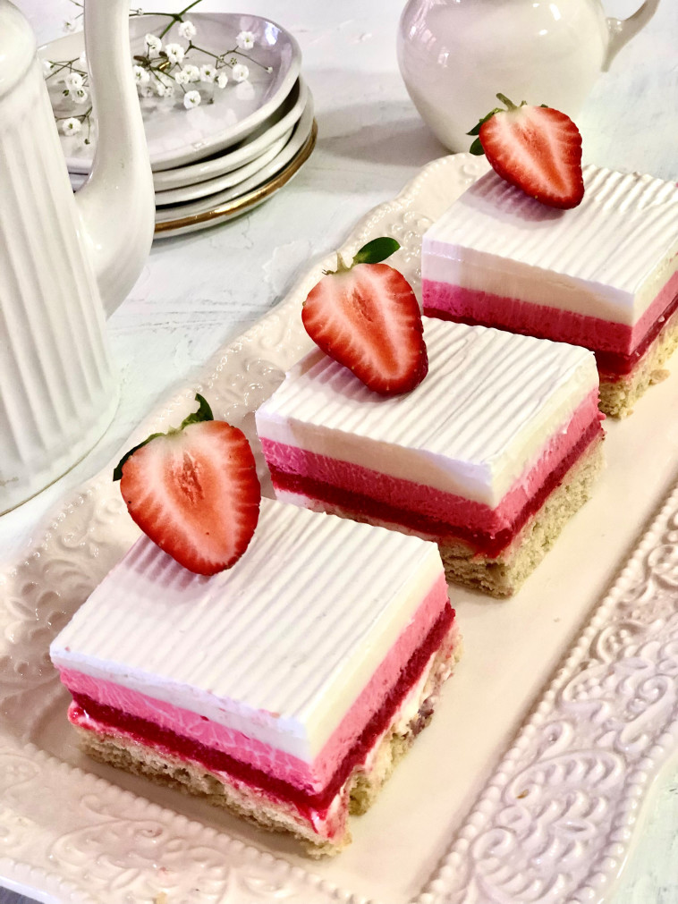 עוגת מוס תותים