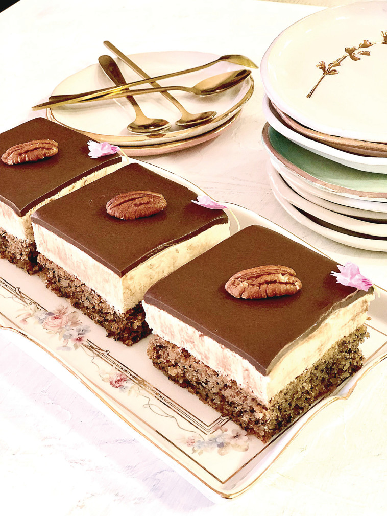 עוגת אגוזים וקרם קפה