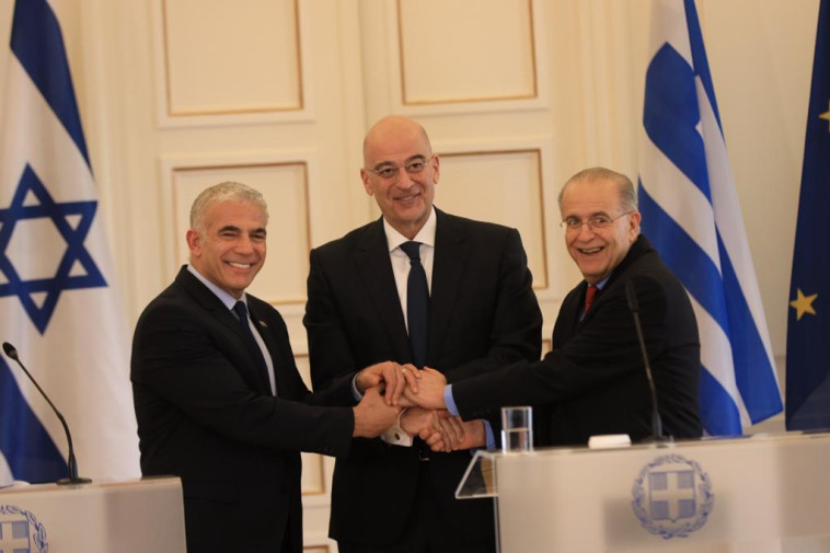 לפיד עם שרי החוץ של יוון וקפריסין (צילום: אסי אפרתי )